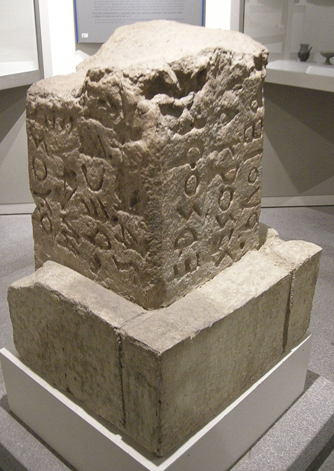 Der unter dem Lapis Niger in Rom gefundene Inschriftenstein. Lapis Niger